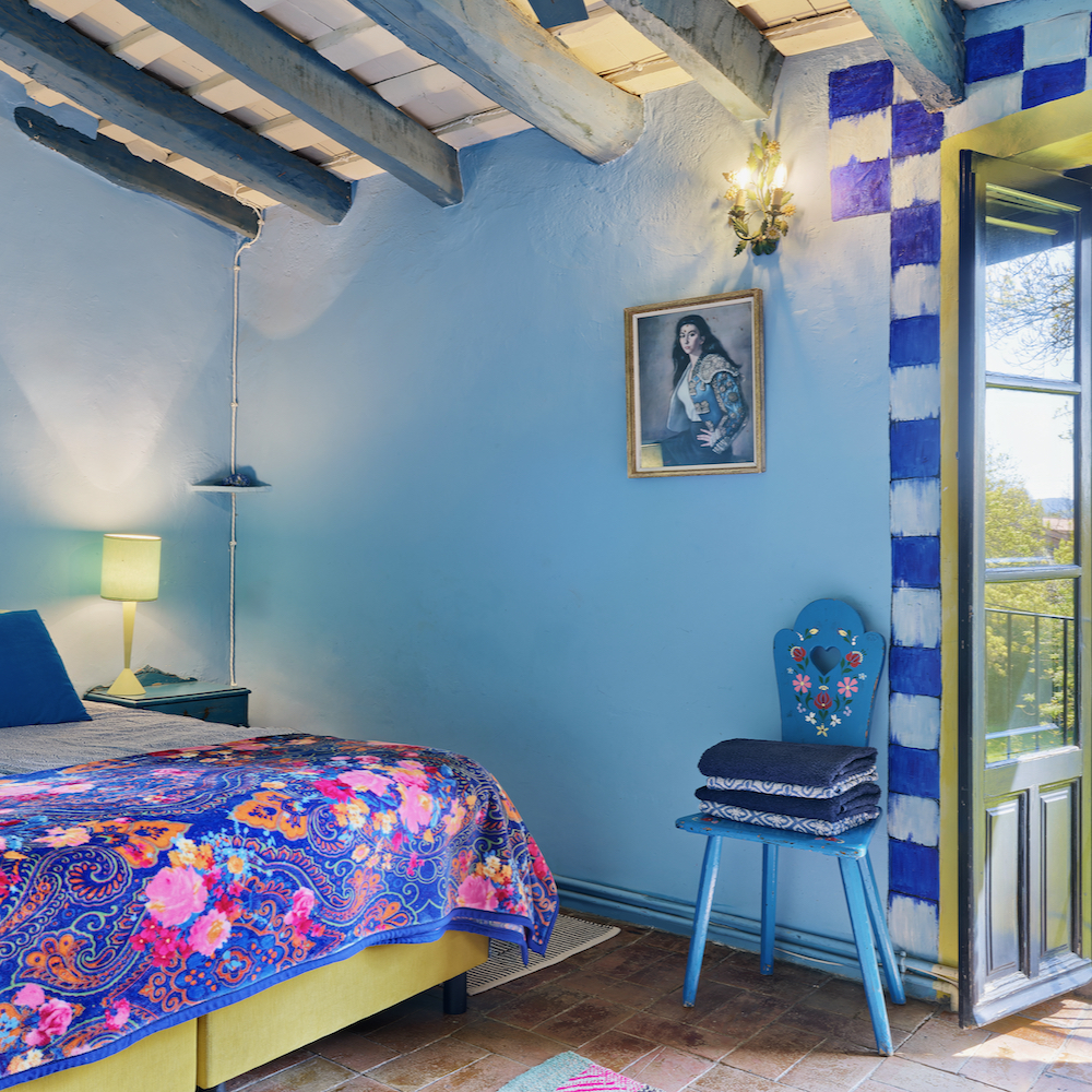Blauwe slaapkamer met bloemensprei