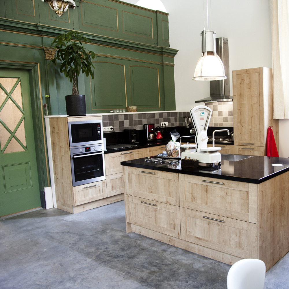 Keuken met houten lades