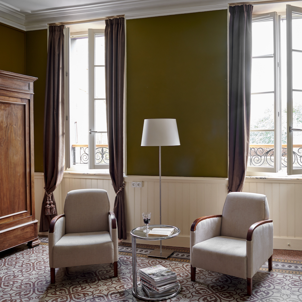 Zithoek met twee fauteuils in een van de bed & breakfast kamers