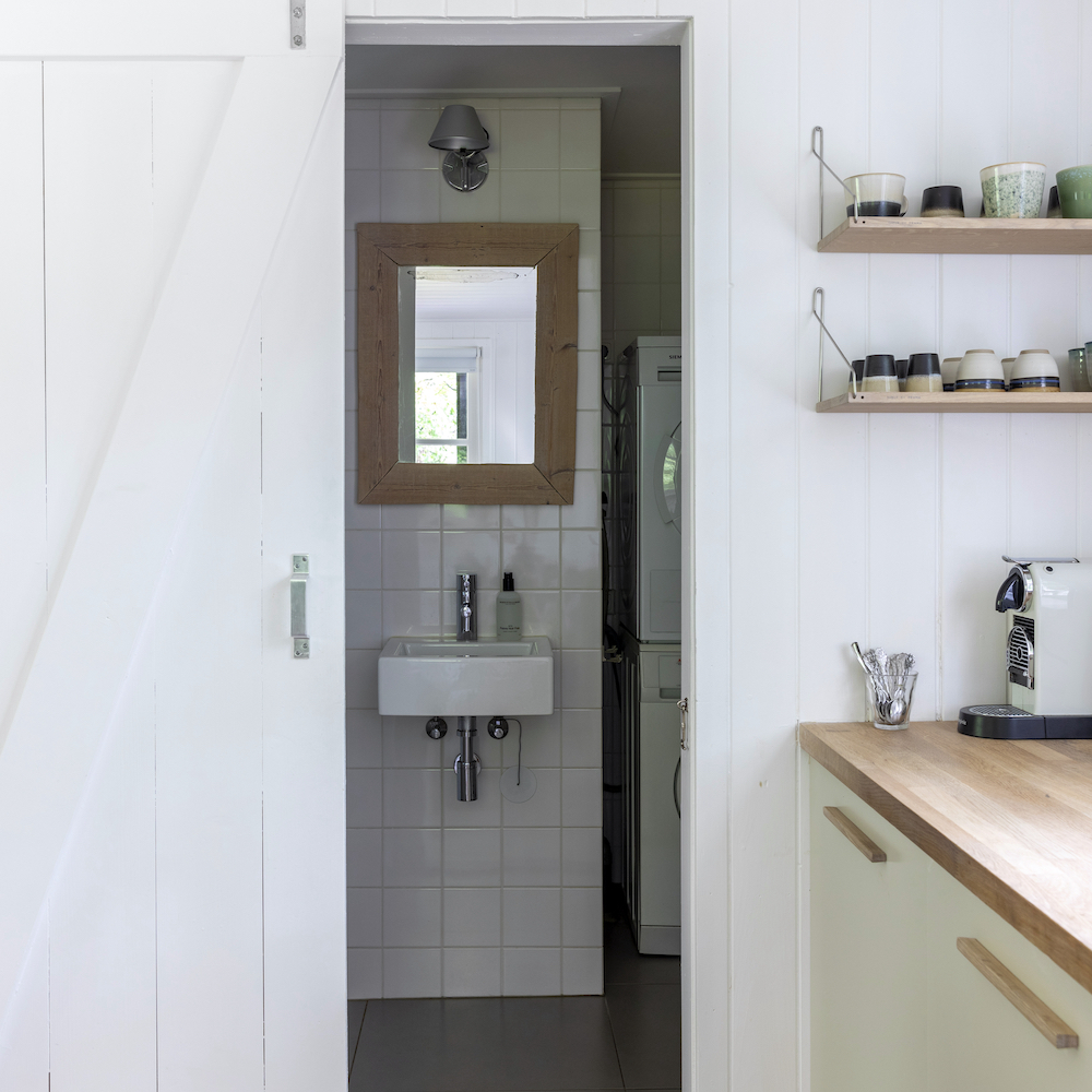 Doorkijkje van de keuken naar de badkamer