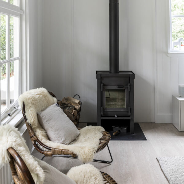 Woonkamer met warme houtkachel en comfortabele zitjes