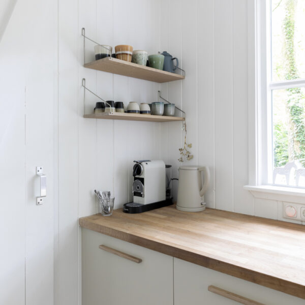 Moderne en witte keuken met houten accenten in Noord-Holland