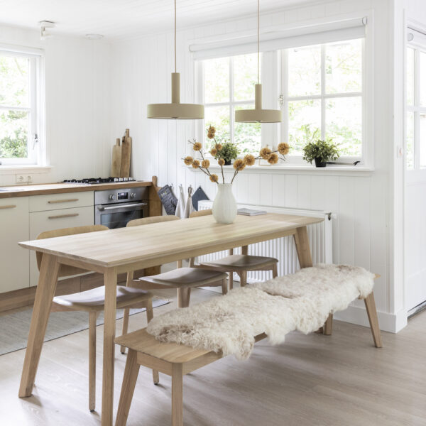 Eettafel en lichte keuken van je vakantiehuis in Appelscha