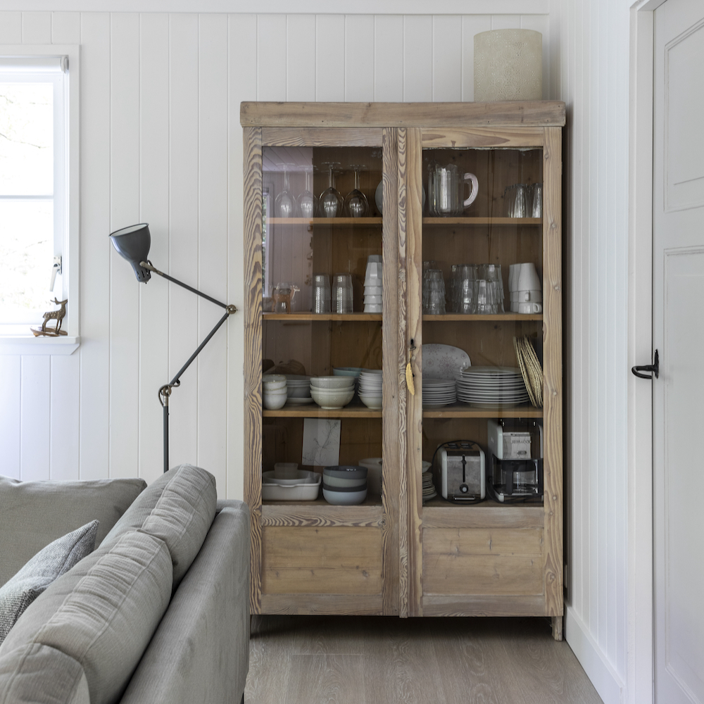 Servieskast in de woonkamer van een vakantiehuis in Noord-Holland