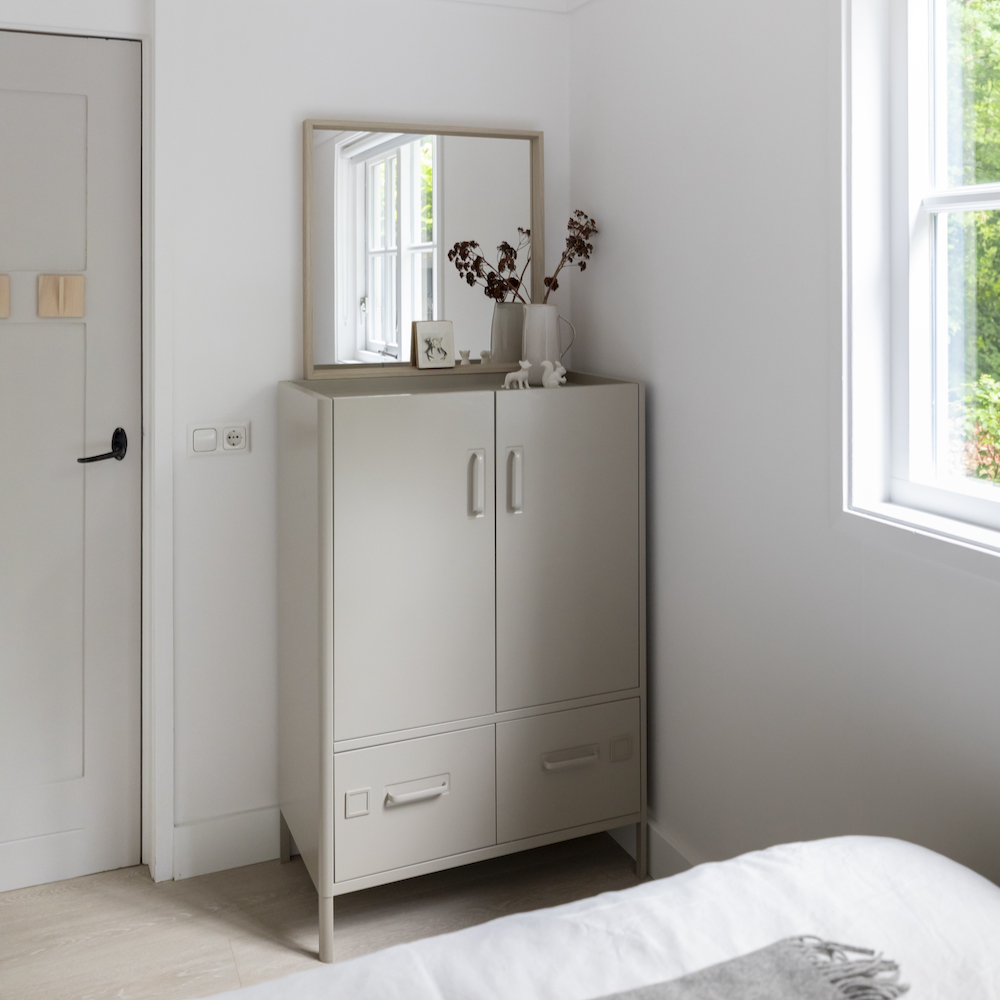 Lichte slaapkamer met kledingkast en spiegel in Appelscha