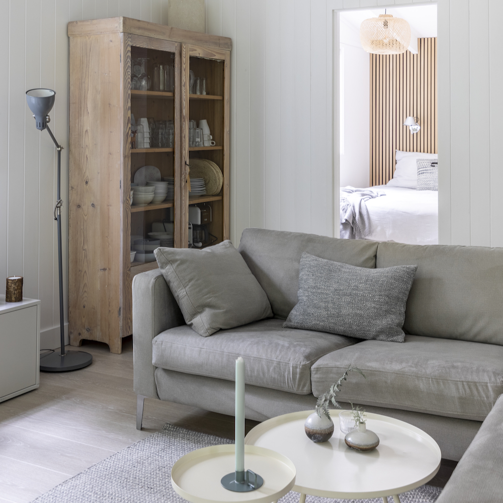 Lichte woonkamer met hoekbank in Appelscha