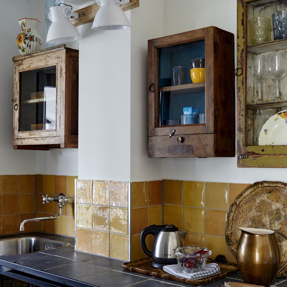 Keuken met houten kastjes als keukenkastjes