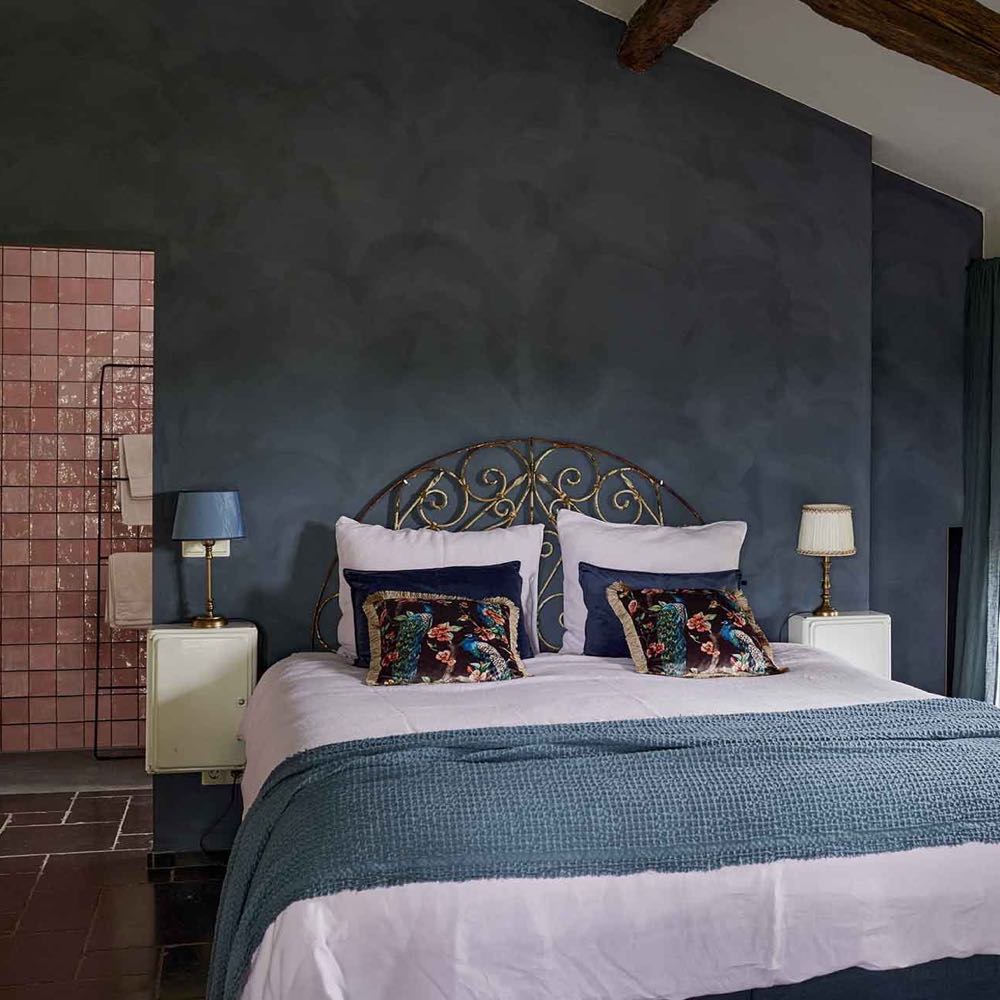 Hotelkamer met blauw tinten en roze badkamer
