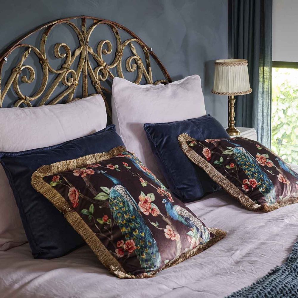 Kussens op het brocante bed