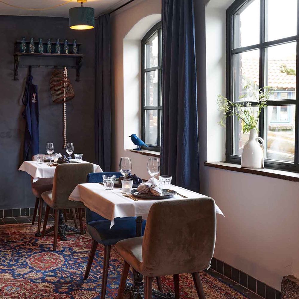 Tafels voor de ramen in het restaurant