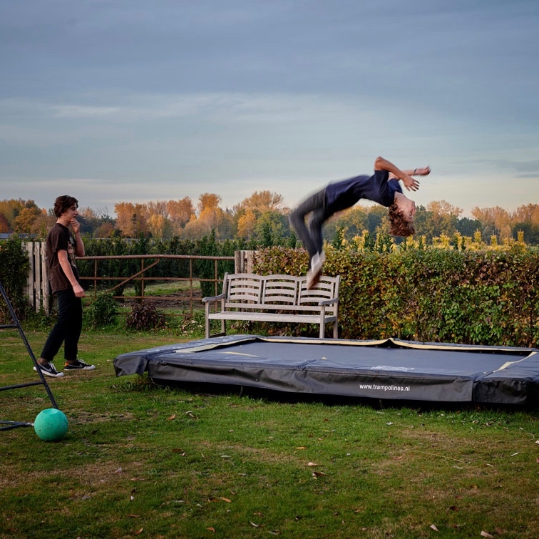 Twee tieners op een trampoline