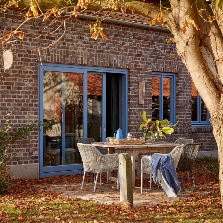 Terras in de herfst met gevallen bladeren