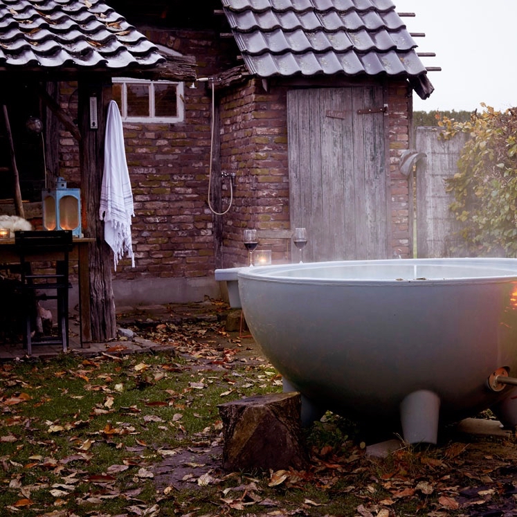 Dampende hot tub en een hamam doek op een haakje langs de muur