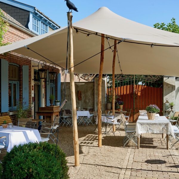 Overdekt terras met gedekte tafels