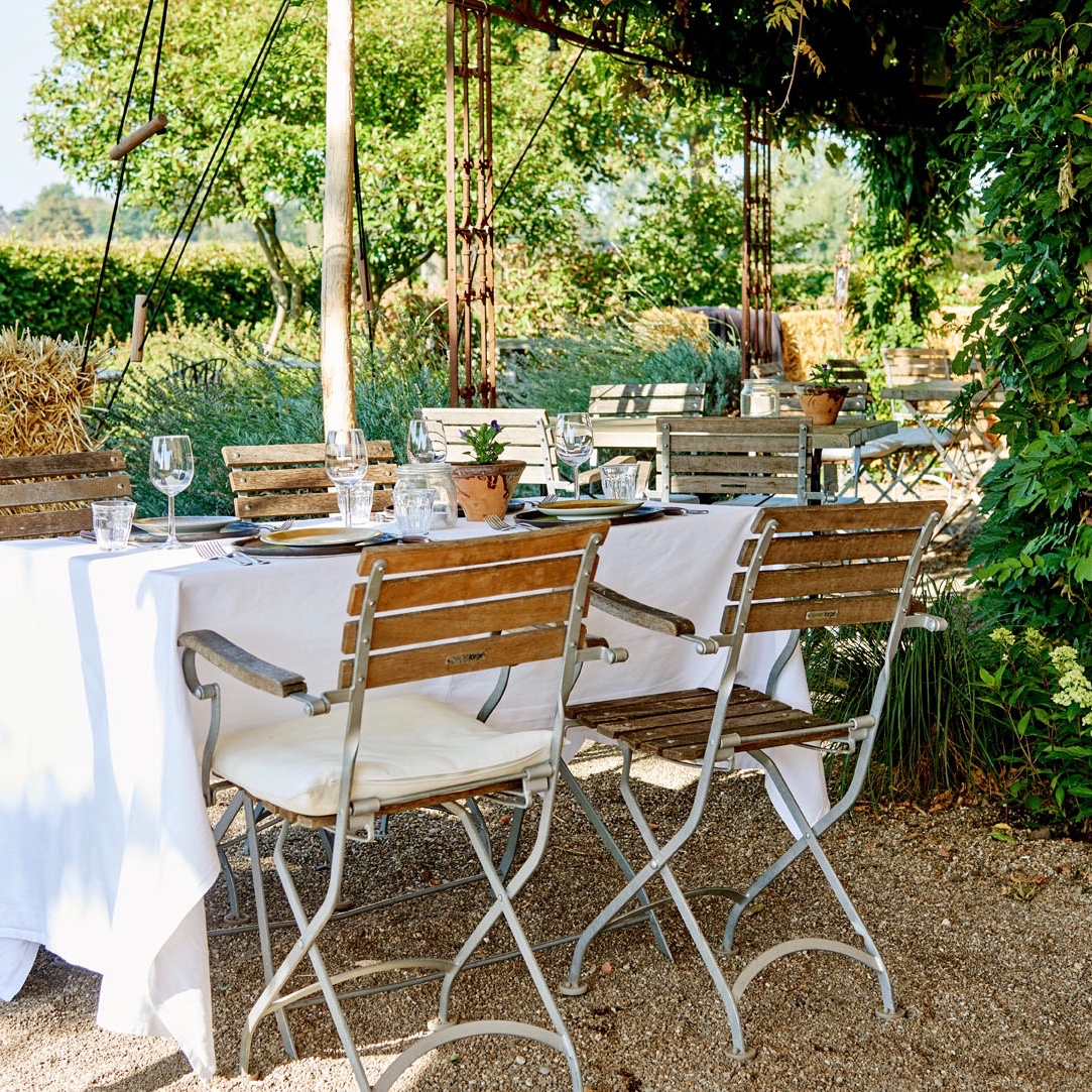 Terras met gedekte tafels
