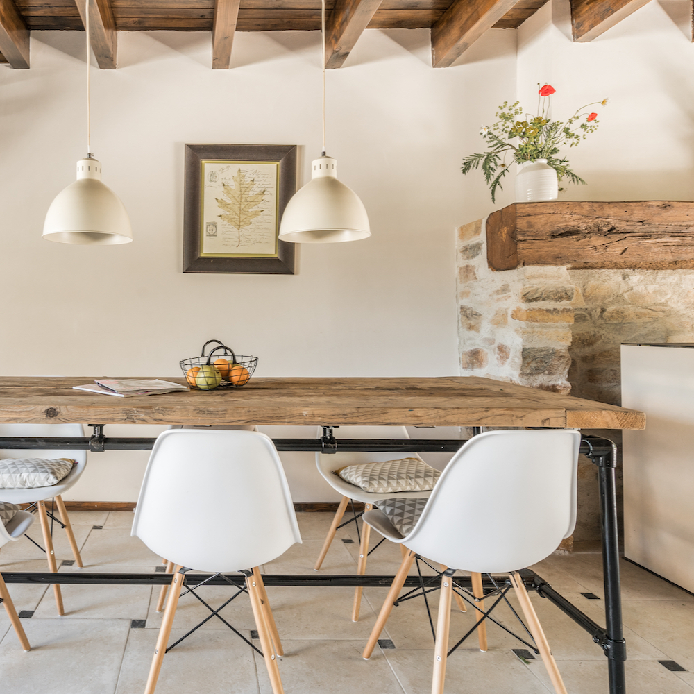 Eettafel met twee hanglampen erboven