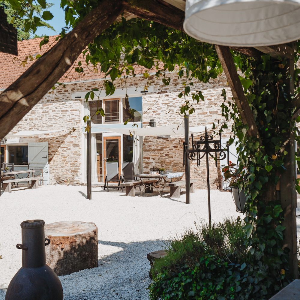 Zicht op het terras van een van de vakantiehuizen van La Bastide