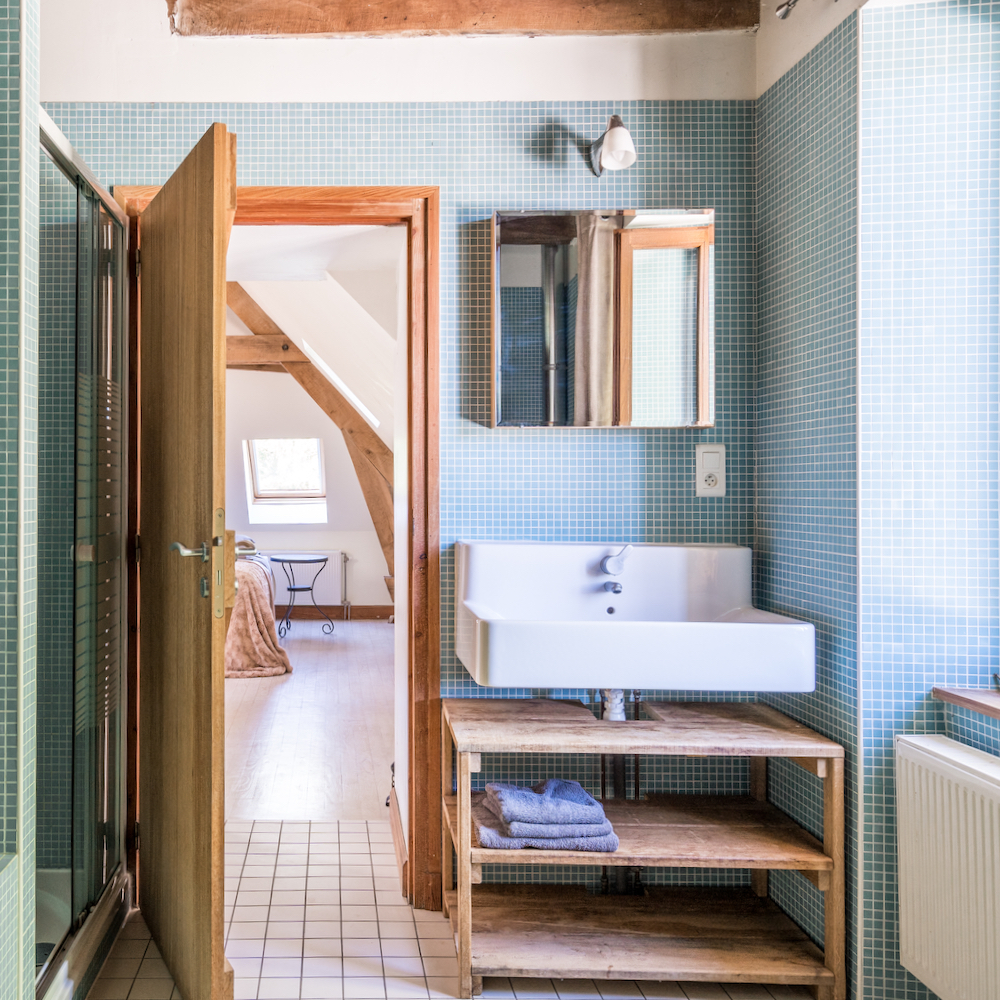 Badkamer met licht blauwe tegeltjes