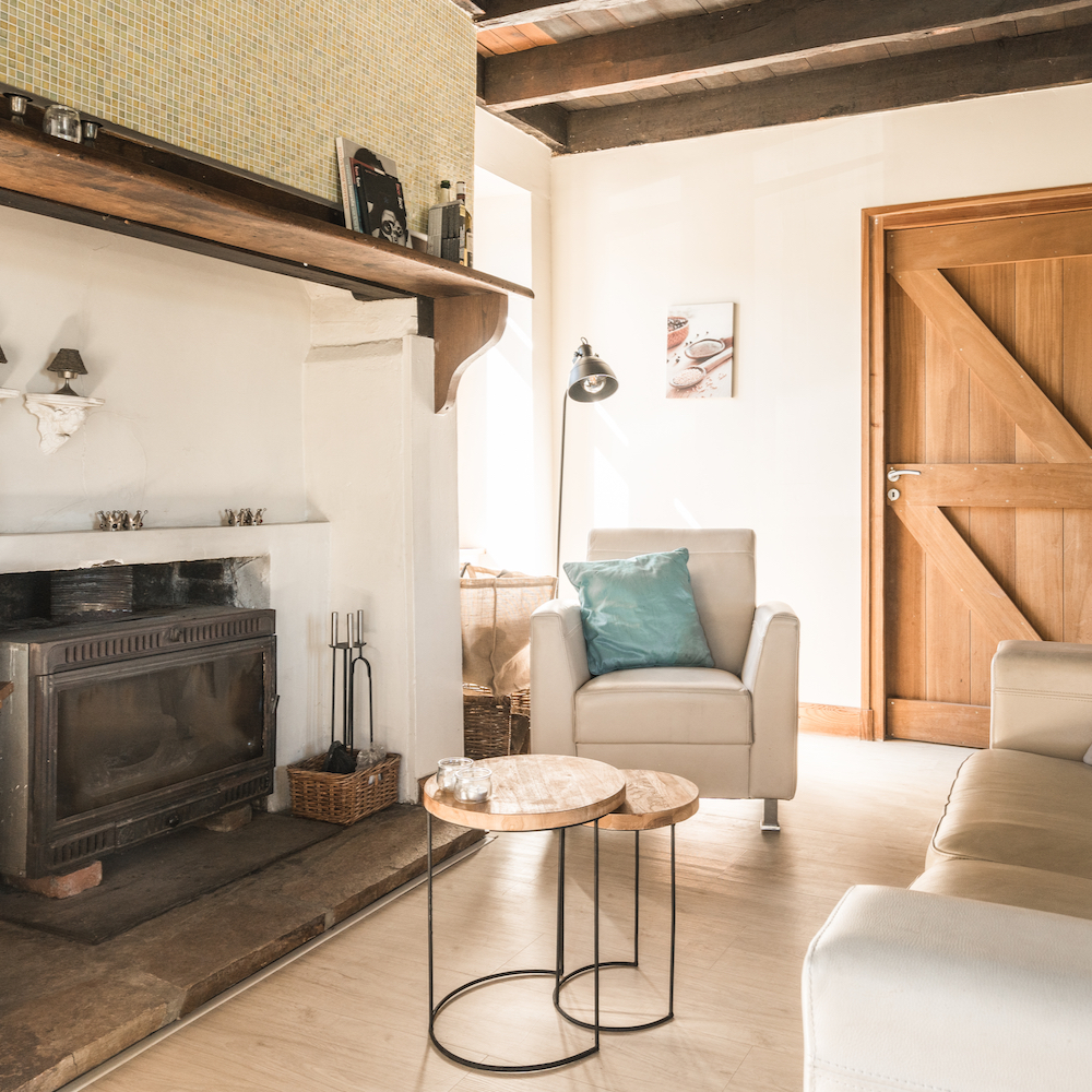 Haard en zithoek in het vakantiehuis van La Bastide