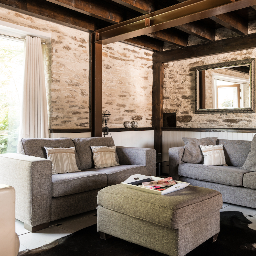 Grijze zitbanken in het vakantiehuis bij La Bastide