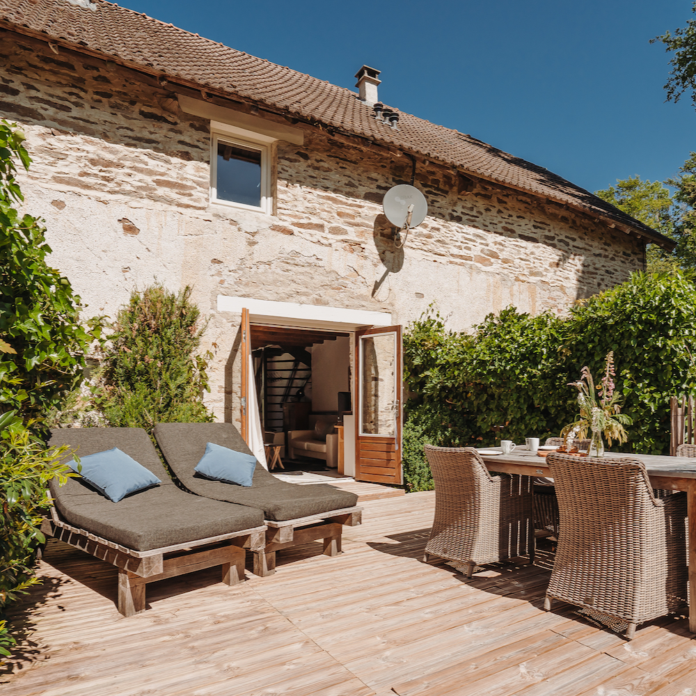 Terras met ligbedden bij La Bastide
