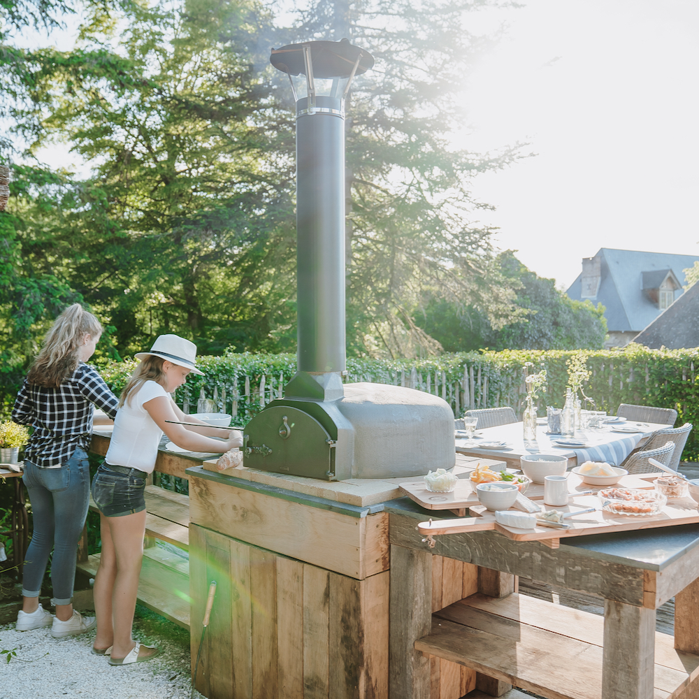 Pizza's bakken voor de gasten