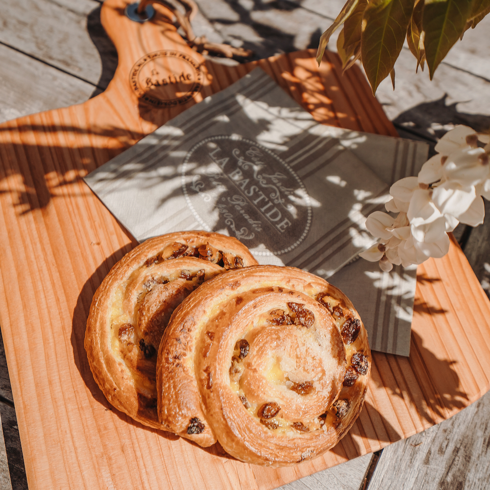Kaneelbroodjes op een plank in de zon