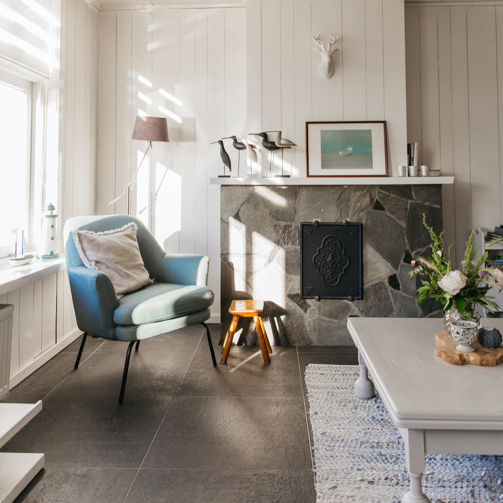 Fauteuil in de woonkamer van een vakantiehuis in Zeeland