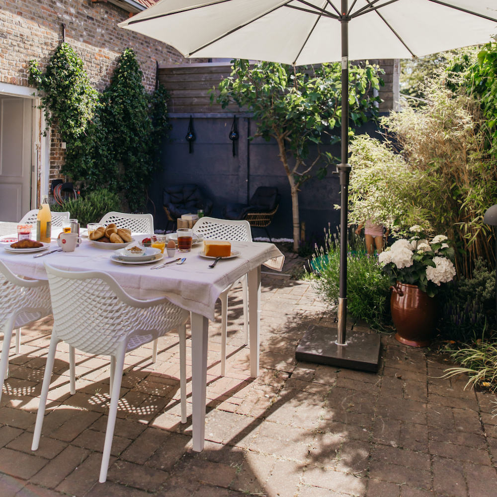 Gedekte tafel in de tuin bij een vakantiehuis