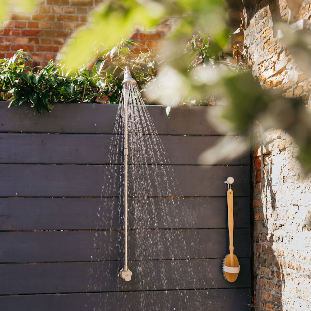 Een buitendouche die aanstaat