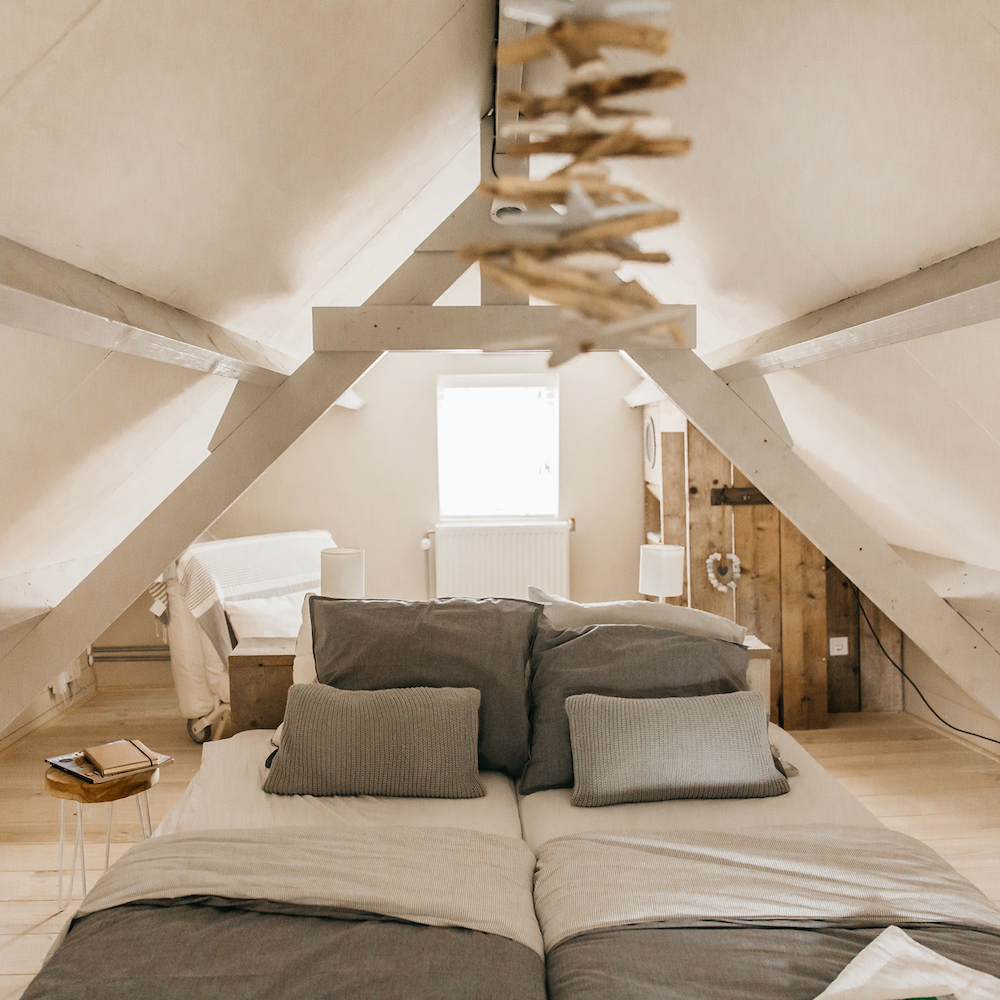 Bedden op een slaapzolder in een vakantiehuis