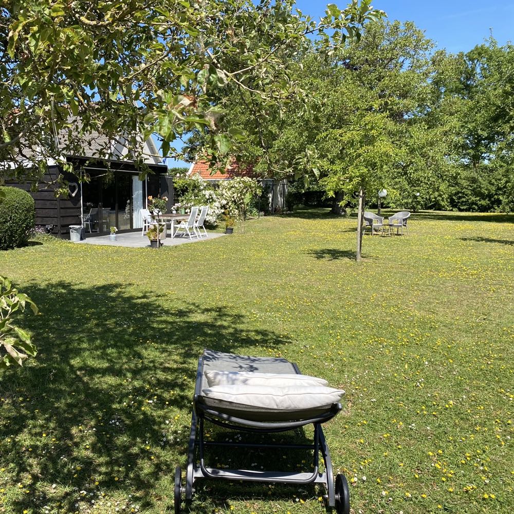 Rondom het bakhuisje en de tuinkamer ligt een ruime tuin.
