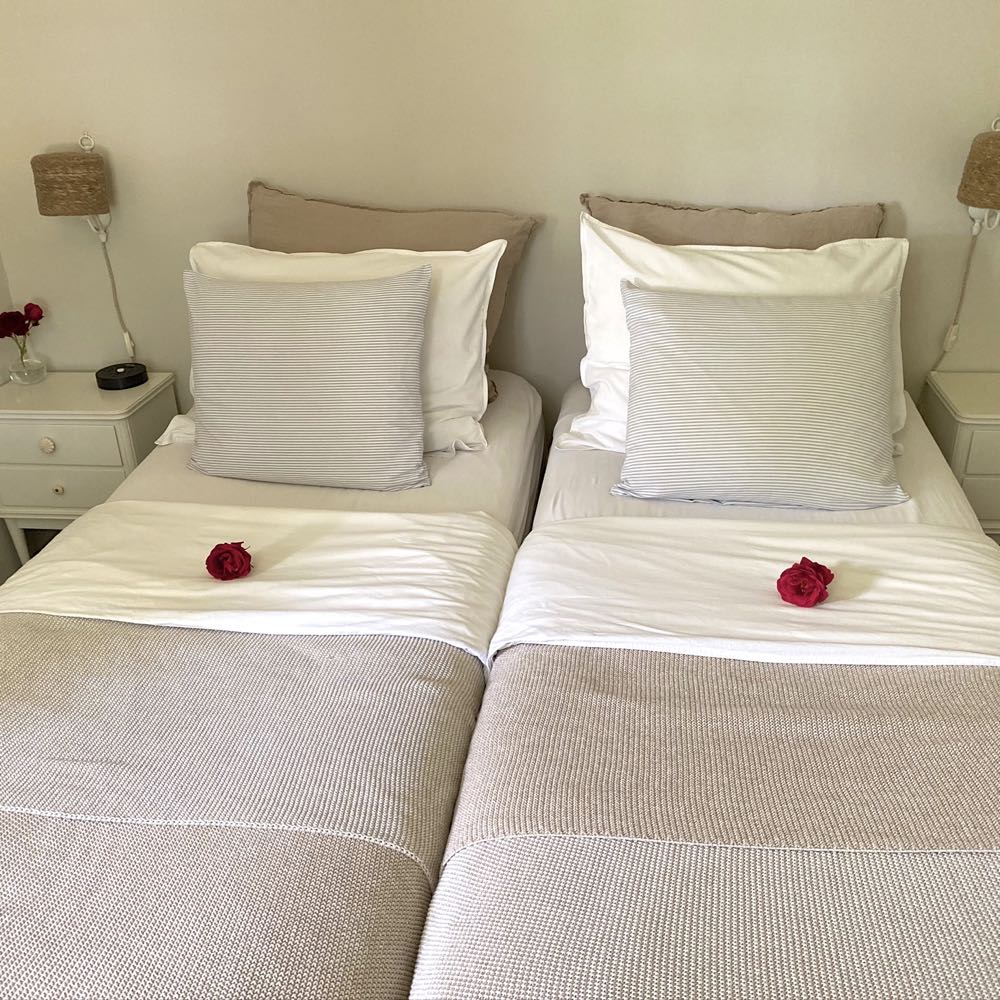 Een comfortabel bed met oud-Hollands bedlinnen.