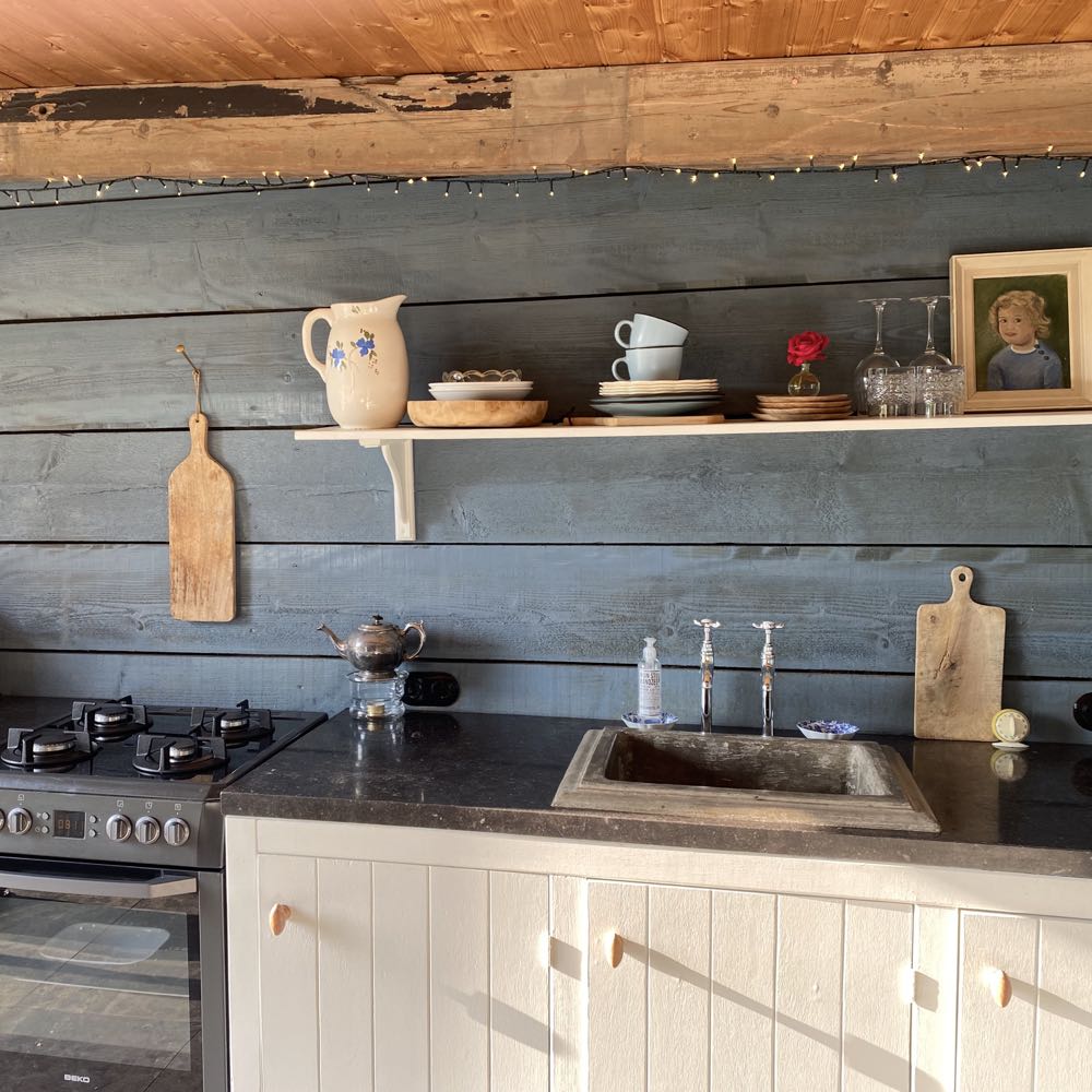 In de buitenkeuken van de tuinkamer kun je een eenvoudige maaltijd bereiden.