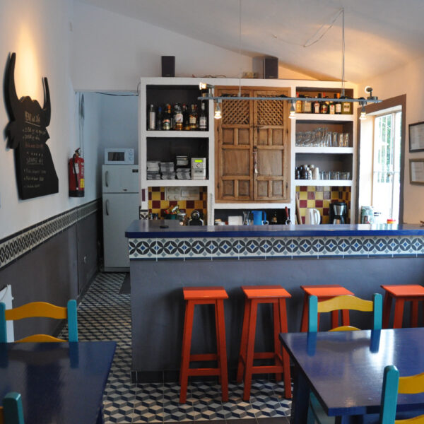 Bar met vele tinten blauw en oranje barkrukken, bij een hotel in Spanje