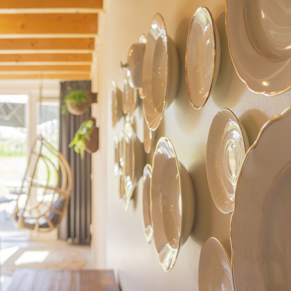 Witte porseleinen bordjes aan de muur