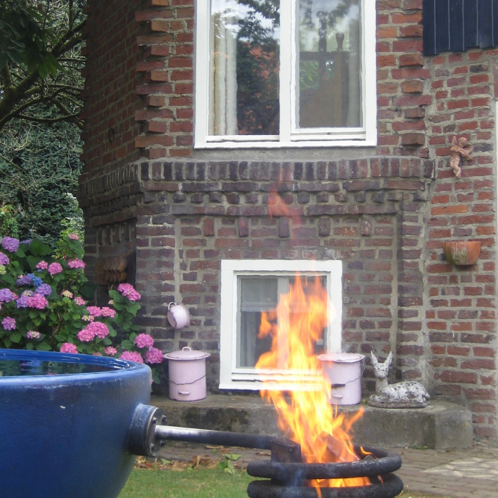 Een houtgestookte hot tub bij het Vierseizoenenhuisje.