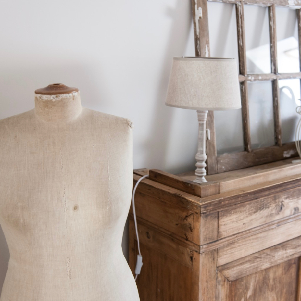 Paspop en schemerlamp op een houten kastje