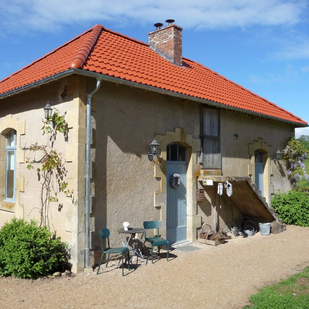 Vakantiehuis met oranje pannendak en blauwe kozijnen en deuren