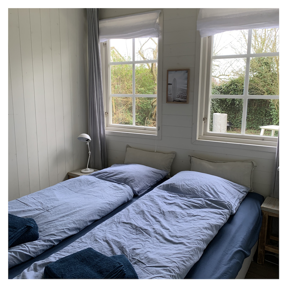 De tweepersoons slaapkamer op de begane grond.