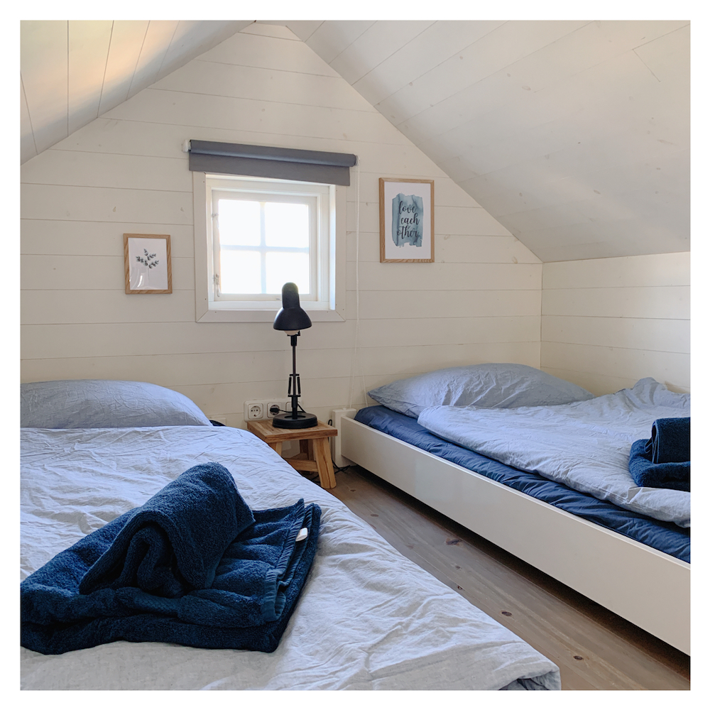 Tegenover slaapzolder Zand ligt slaapzolder Zee met twee eenpersoons bedden.