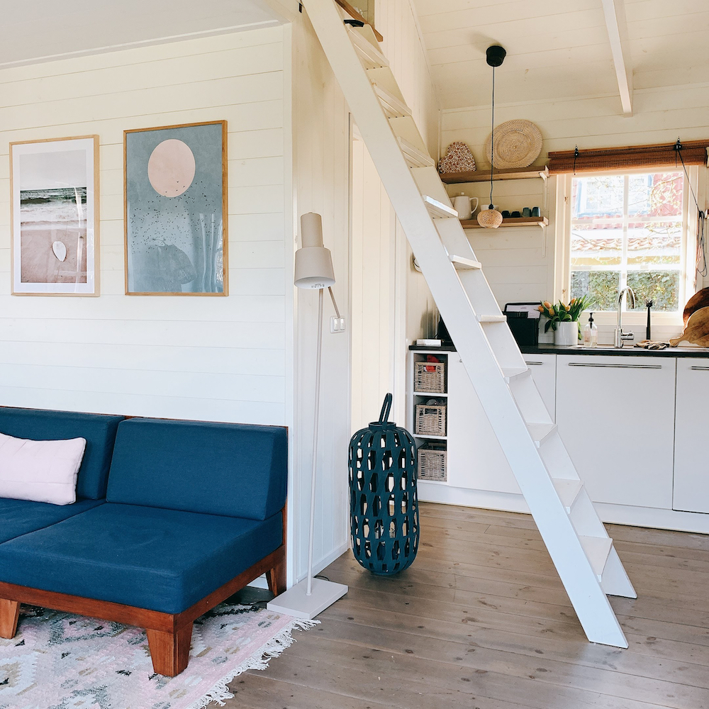 Zithoek en keuken in het vakantiehuisje bij zee