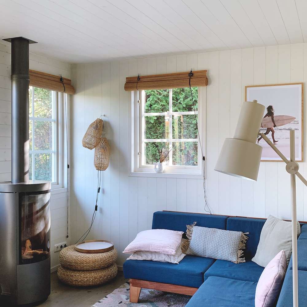 De knusse woonkamer van het Huisje van Hout, met lekkere bank en gaskachel in de hoek die zorgt voor sfeer en warmte.