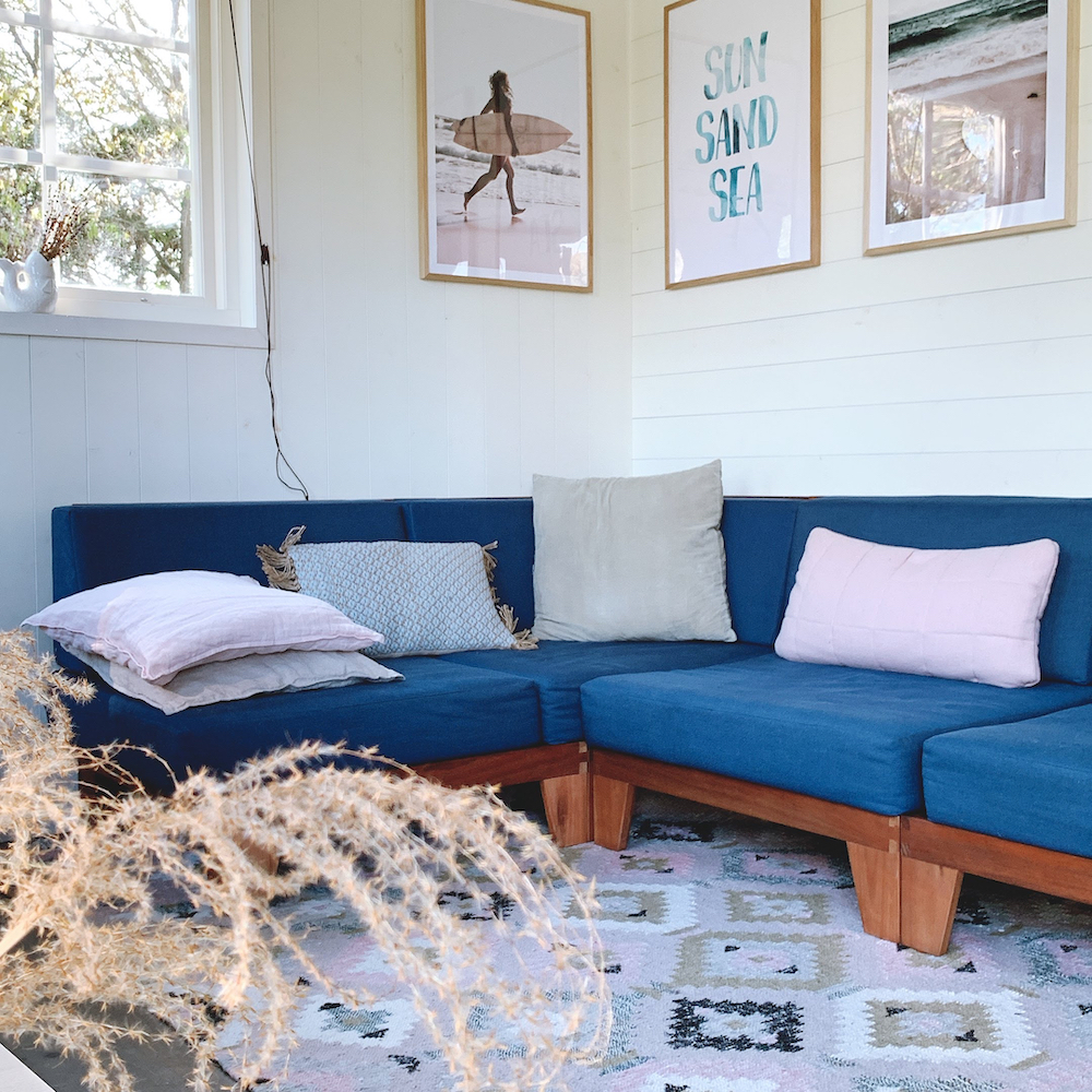 Zithoek met blauwe bank en luchtige sfeer in het vakantiehuis