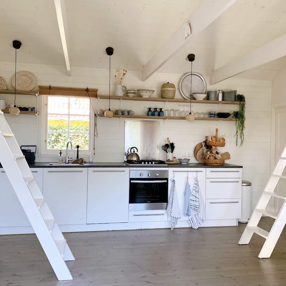 De keuken is voorzien van een afwasmachine. Voor de keuken de trap naar de slaapzolders.