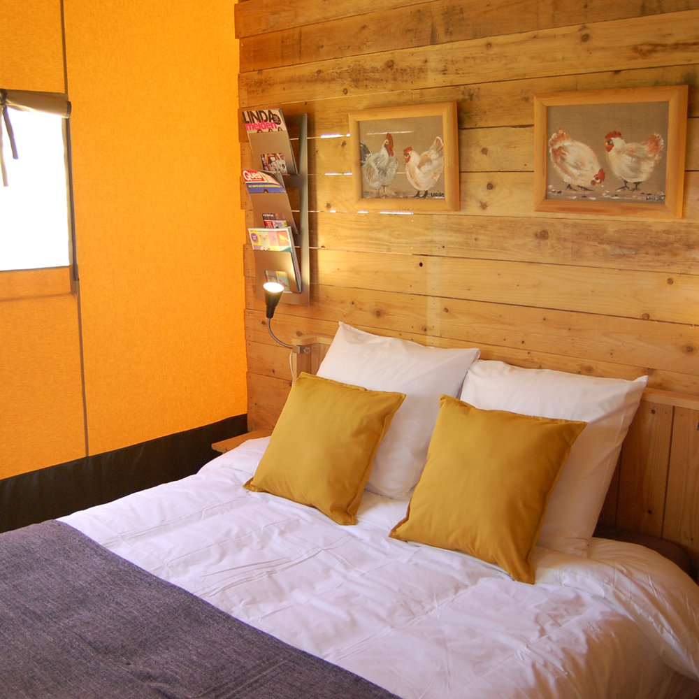 Comfortabel opgemaakt bed in de safaritent