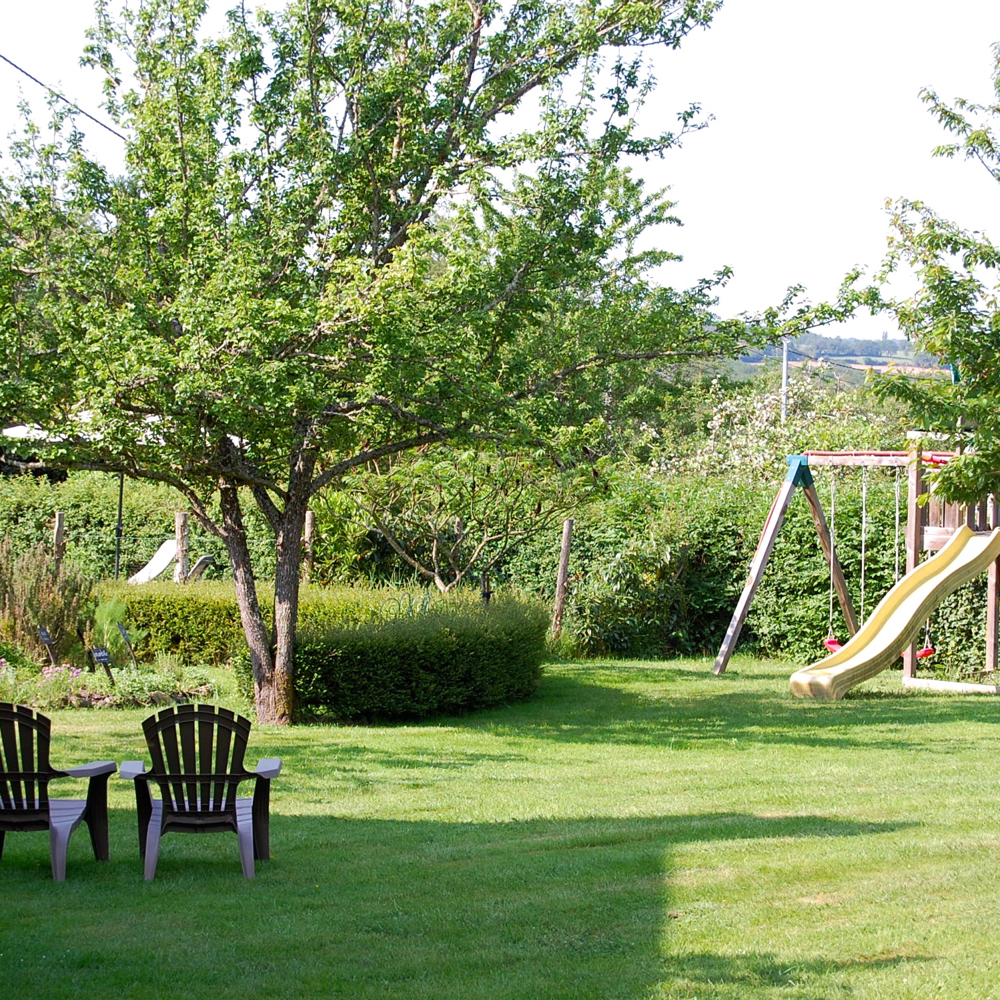 Omheinde tuin met speeltoestellen en lekkere zitjes