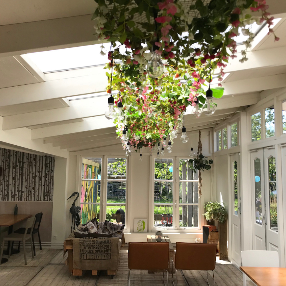 Gezellige zithoek in de serre van de Vreemde Vogel