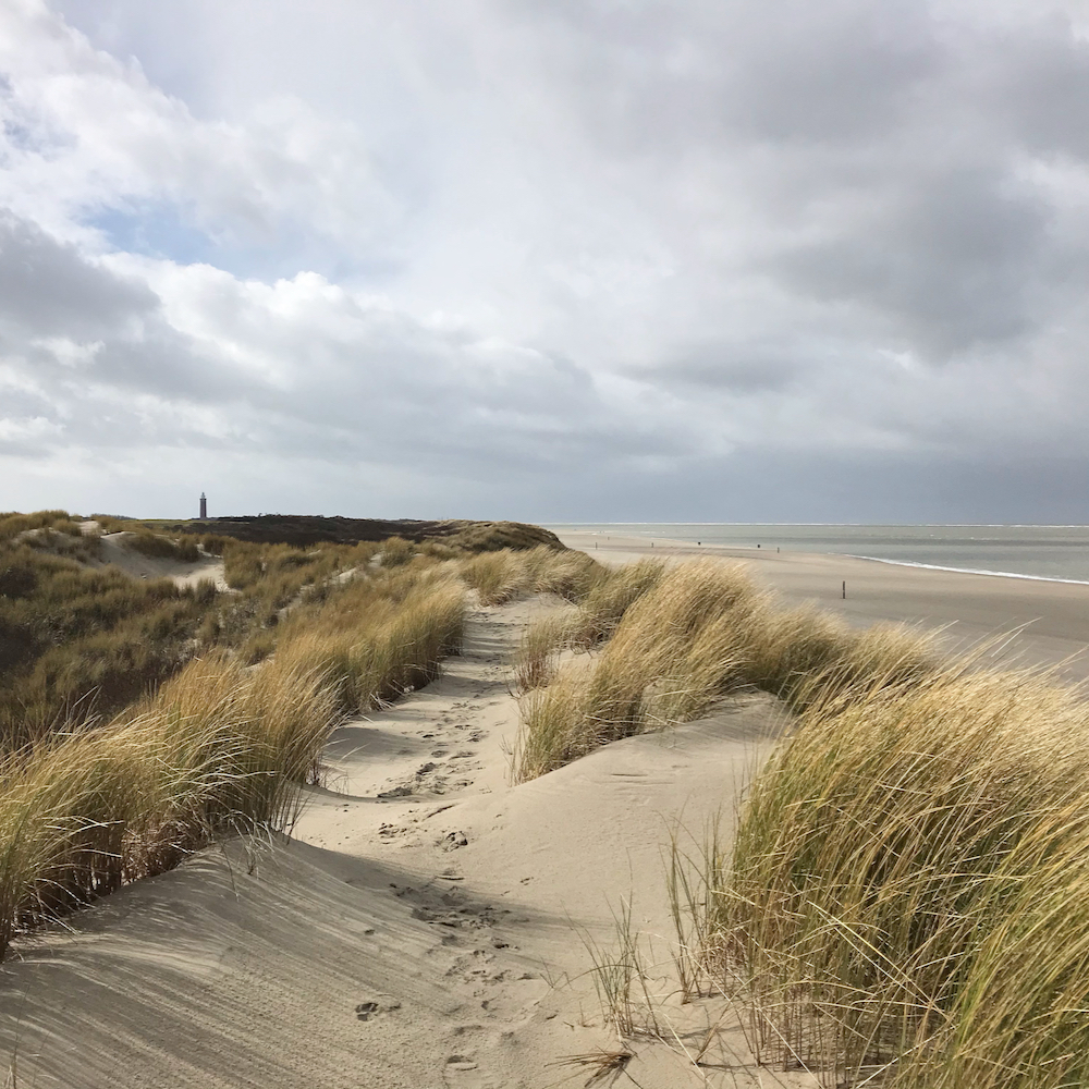 Wandelen over het strand in Ouddorp tijdens je vakantie aan zee
