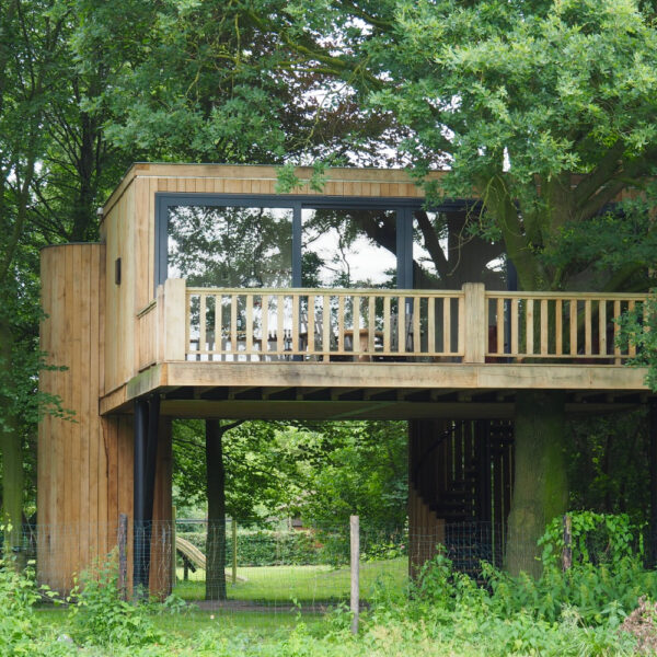 Superdeluxe boomhut met grote veranda